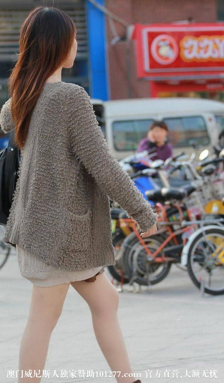 娇小妹子米色长毛衣露腿时尚吸睛【10P】