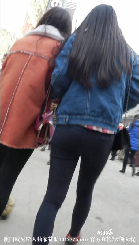 身材很棒的紧身裤MM