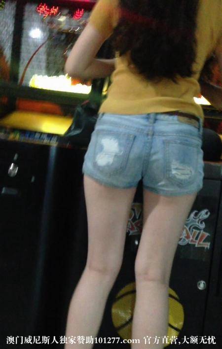 游戏厅遇到的热裤长腿美女【9P】