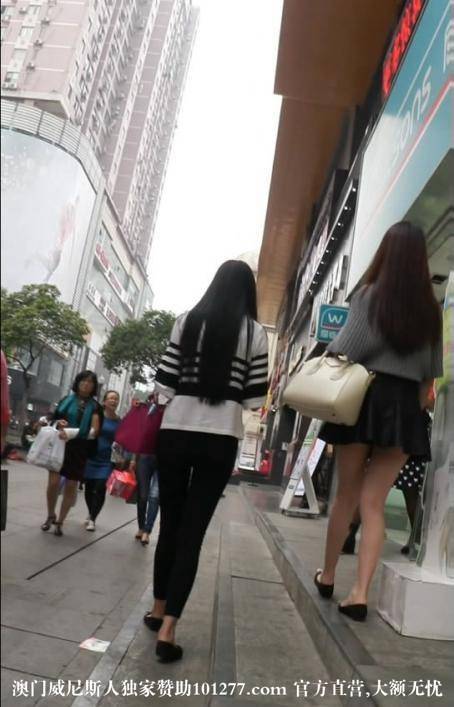 黑色紧身裤的极品大长腿美女【10P】