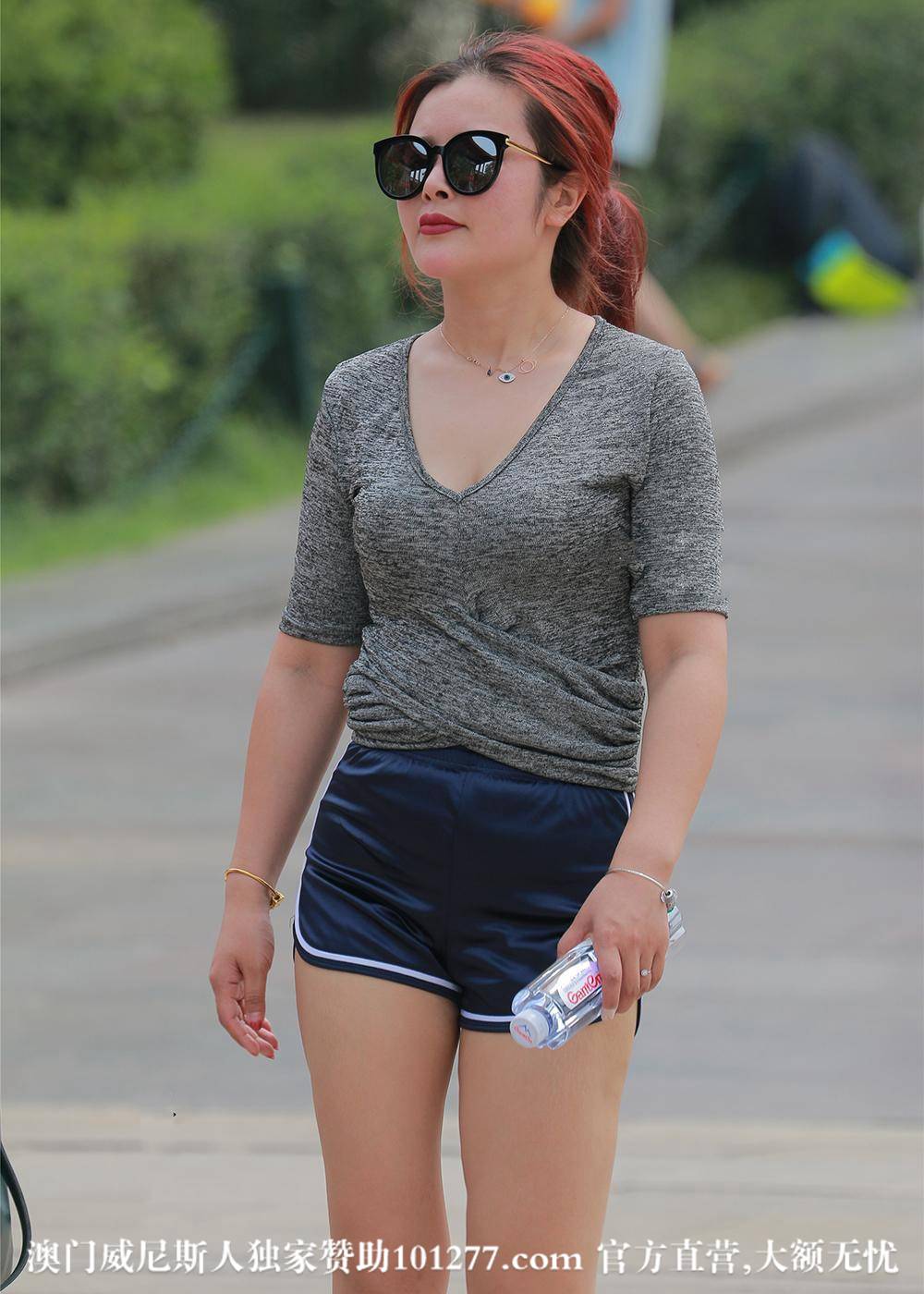 街拍性感热裤美女【20P】