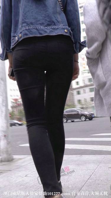 戴帽子的长发黑色紧身裤小妹