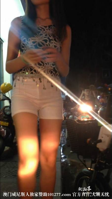 街拍穿白色短裤的漂亮美眉