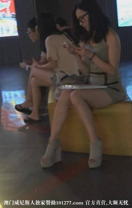 一身灰灰的清纯MM【11P】