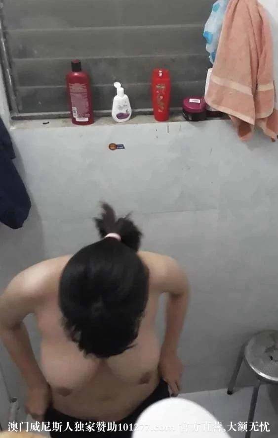 偷拍大奶女学生洗澡【11P】