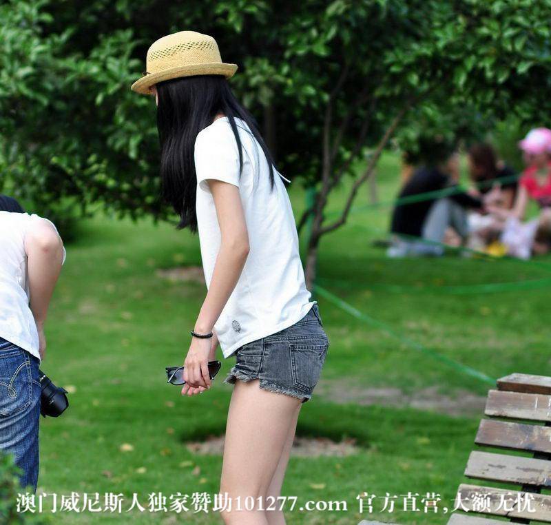 牛仔热裤美眉【10P】