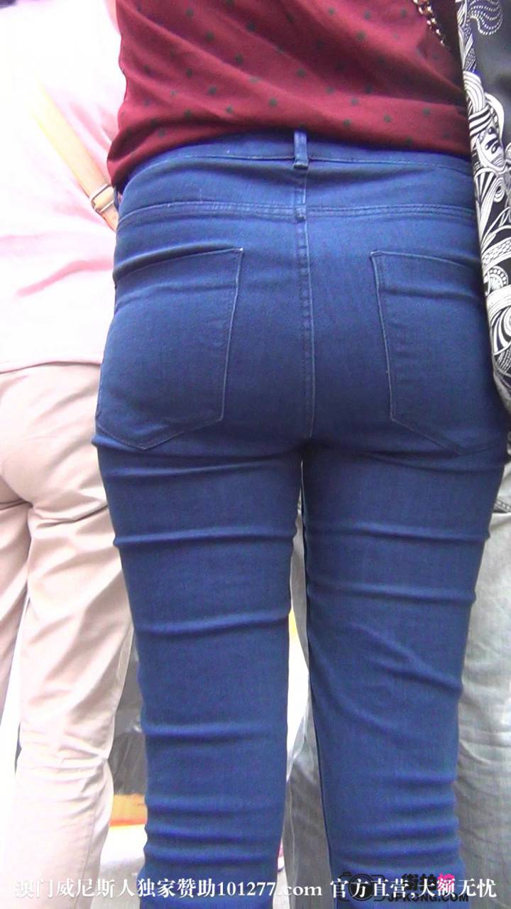 定拍正在等人的极品蓝牛仔裤MM