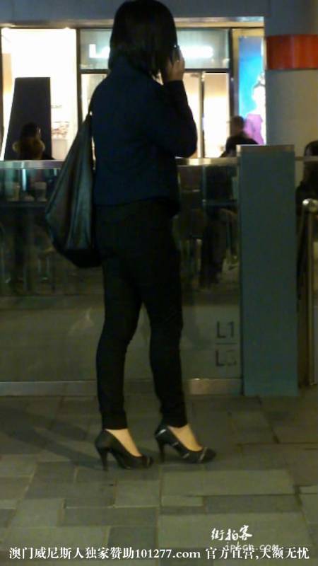 黑色紧身裤美腿高跟美女