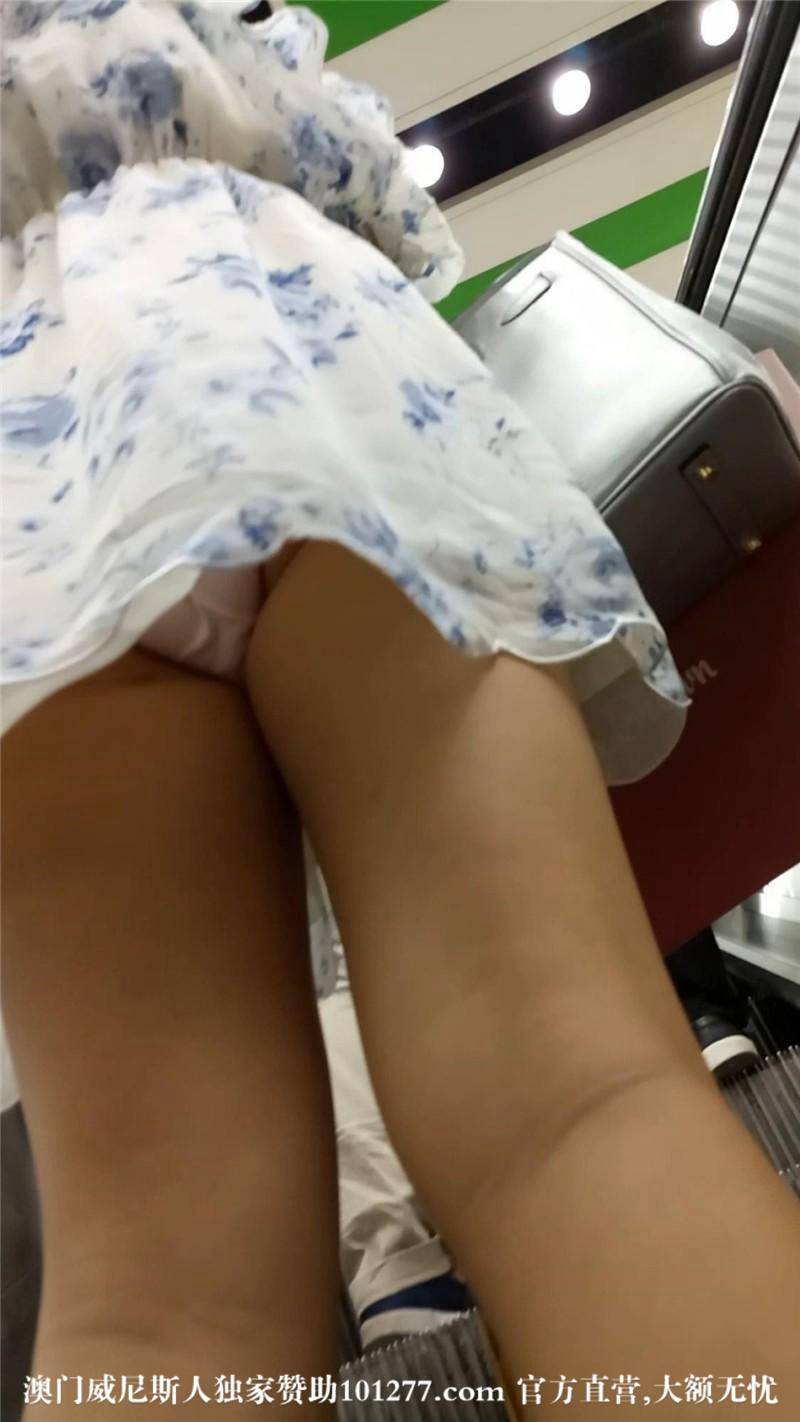 地铁抄底时尚妹，风吹裙飘不怨我【17P】