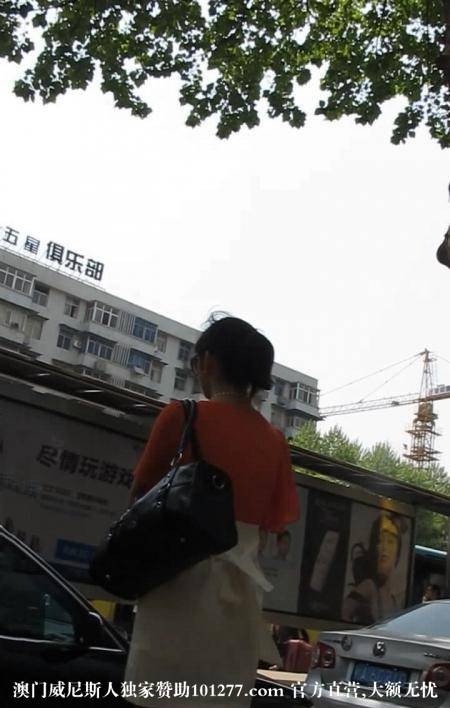 公交站台等车的白色包臀裙少妇【10P】