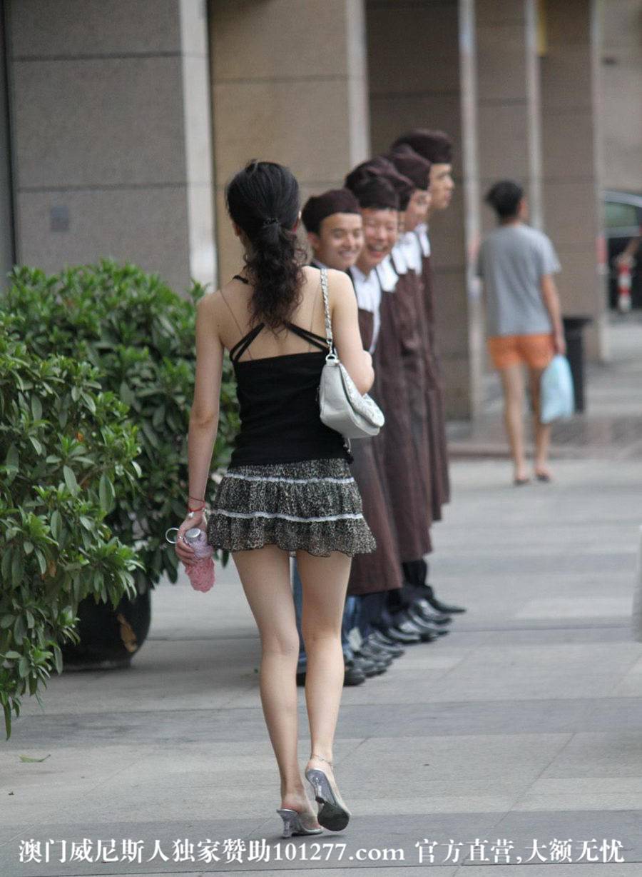 街拍吊带短裙妹妹身材好虽然不是包臀裙【8P】