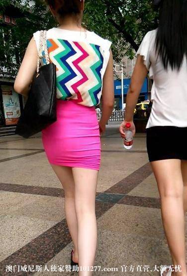 深蓝色连衣裙极品翘臀MM和粉红包臀美眉，可遇不可求啊【16P】