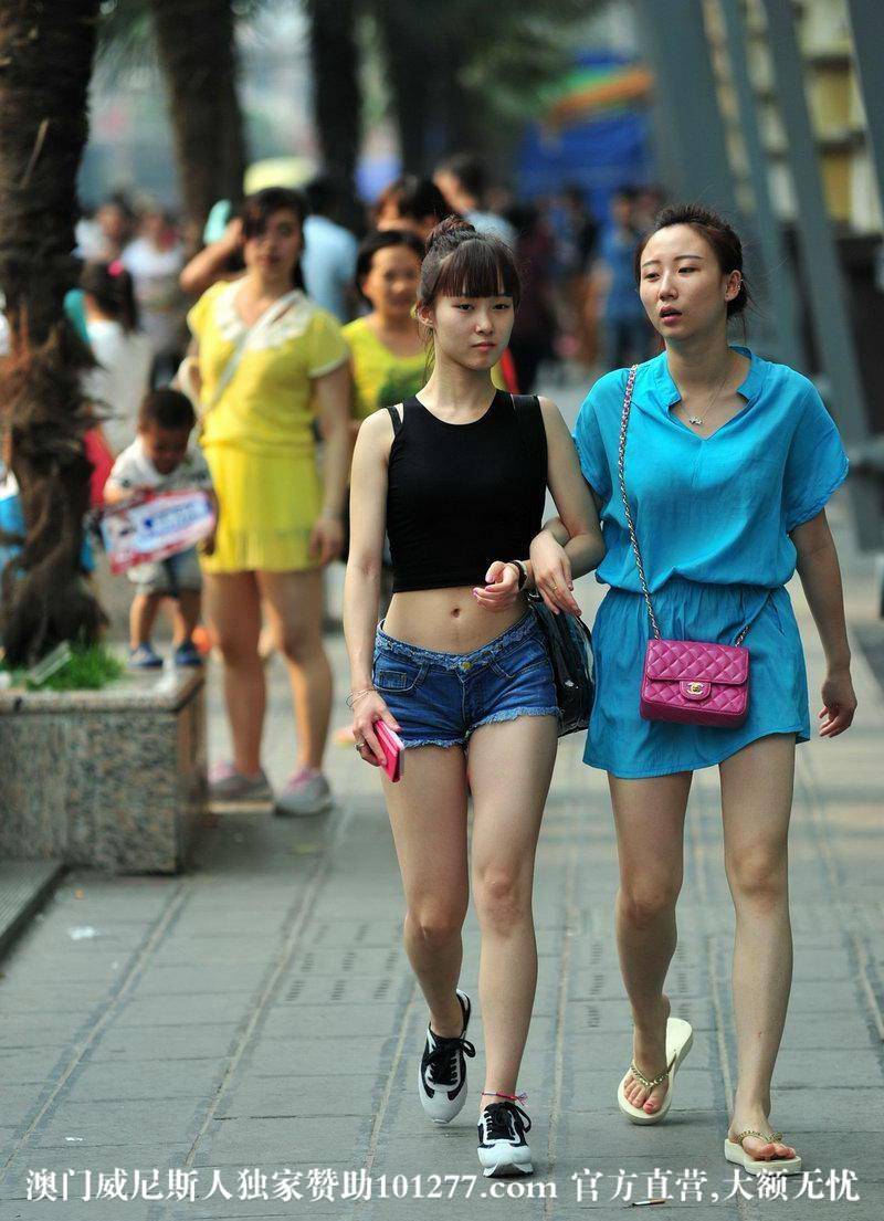 中心街区的露脐装性感美女【9P】