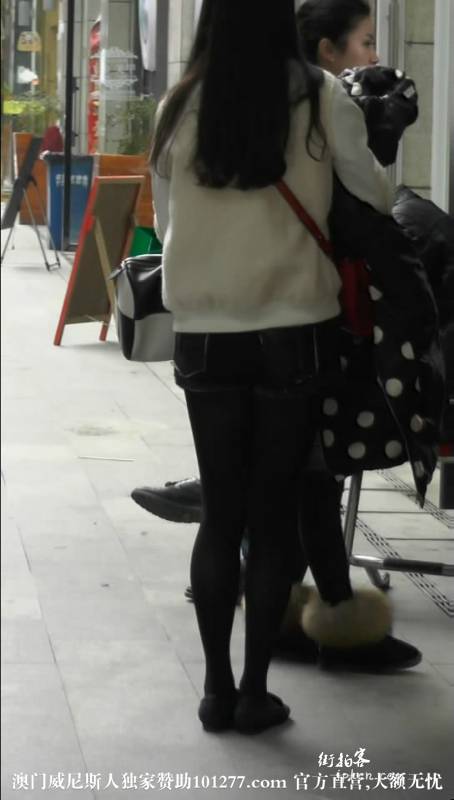 逛街的牛仔热裤黑丝美腿美眉