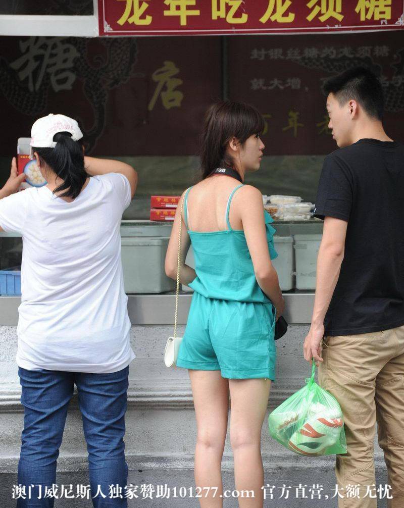 买小吃的吊带少妇