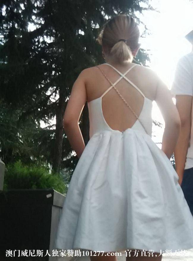 白裙露背的性感妹子【11P】