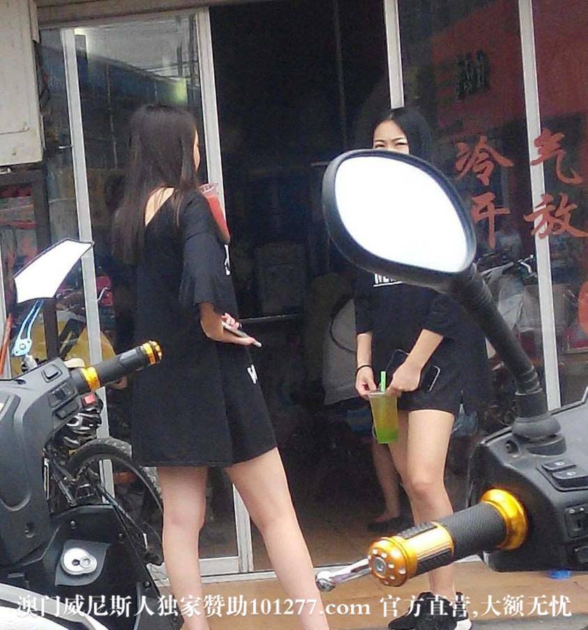 黑衣短裤美腿大学生【20P】