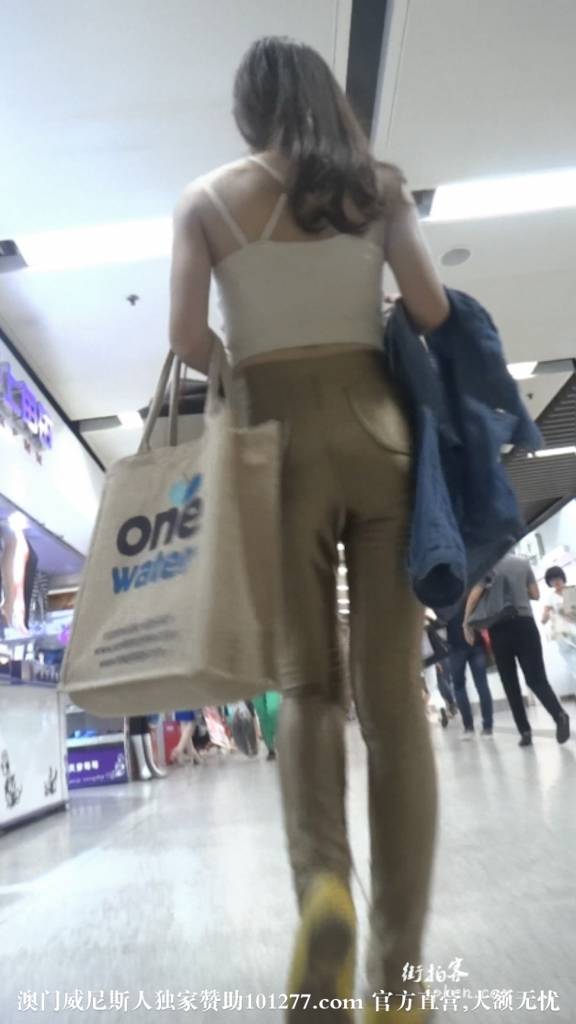 超极品金色紧身长裤大长腿美女