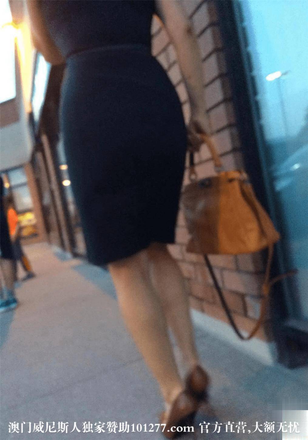 终于在下车拍到同事露底黑色蕾丝，就是想上她【13P】