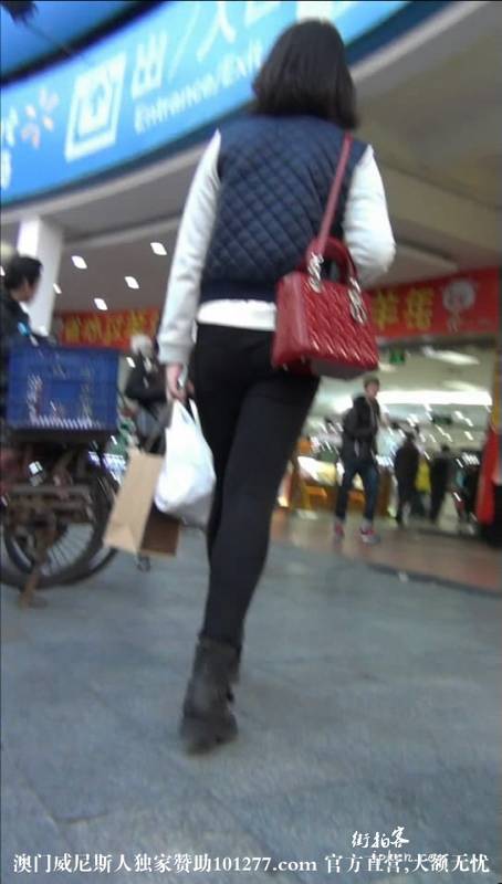 时尚紧身黑裤气质美眉