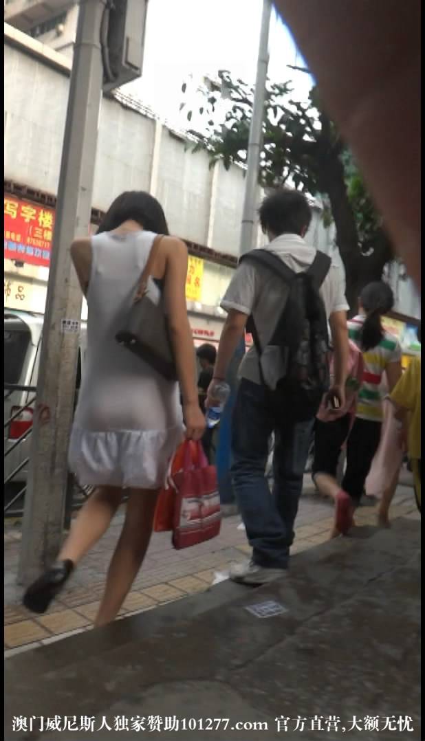 美女走着走着突然当街抠屁眼