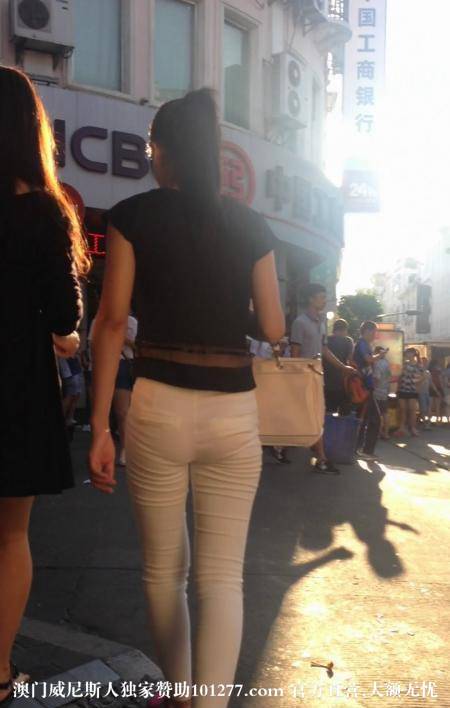 街拍O型腿白色紧身裤少妇【8P】