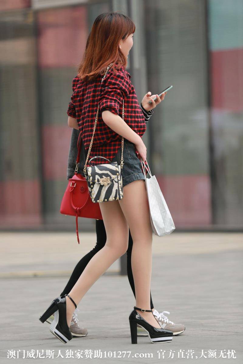 身材一个赛一个漂亮的音乐学院美女研究生一起相约逛街