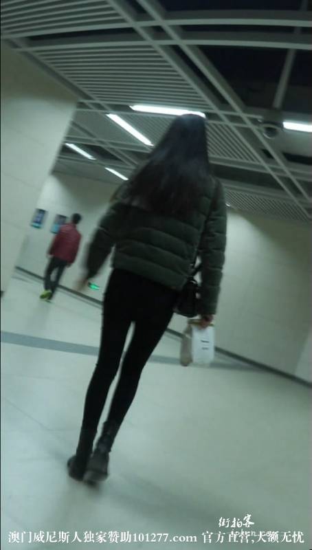 紧身裤长腿MM，长相清纯，腿型好