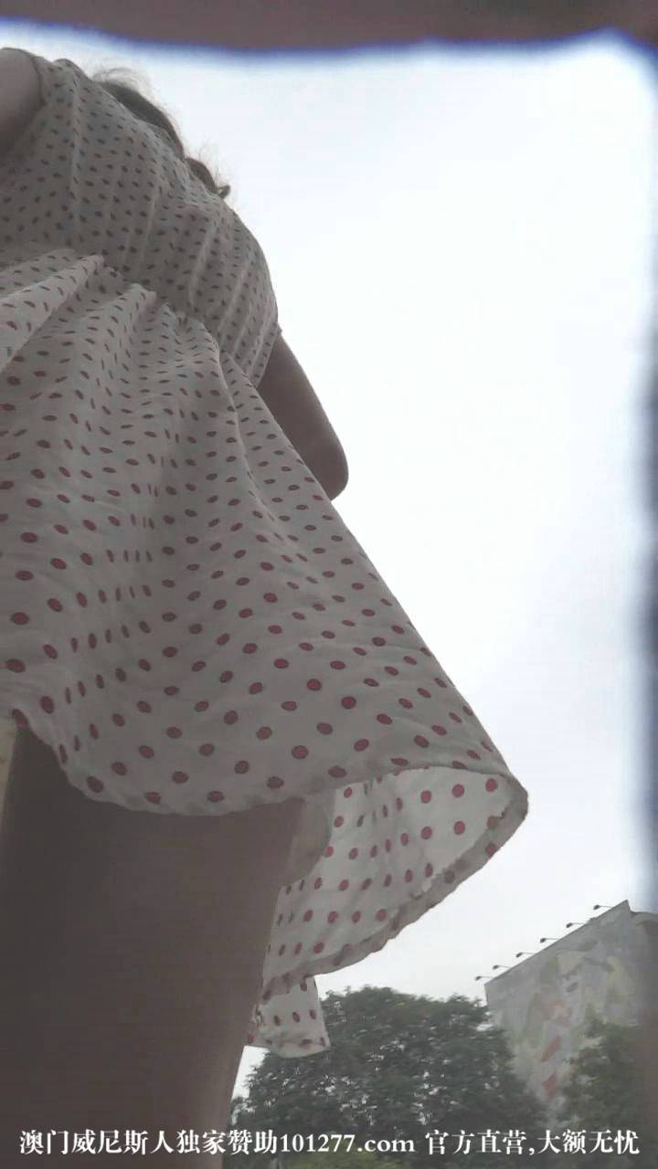 红点白裙美眉的可爱小内内