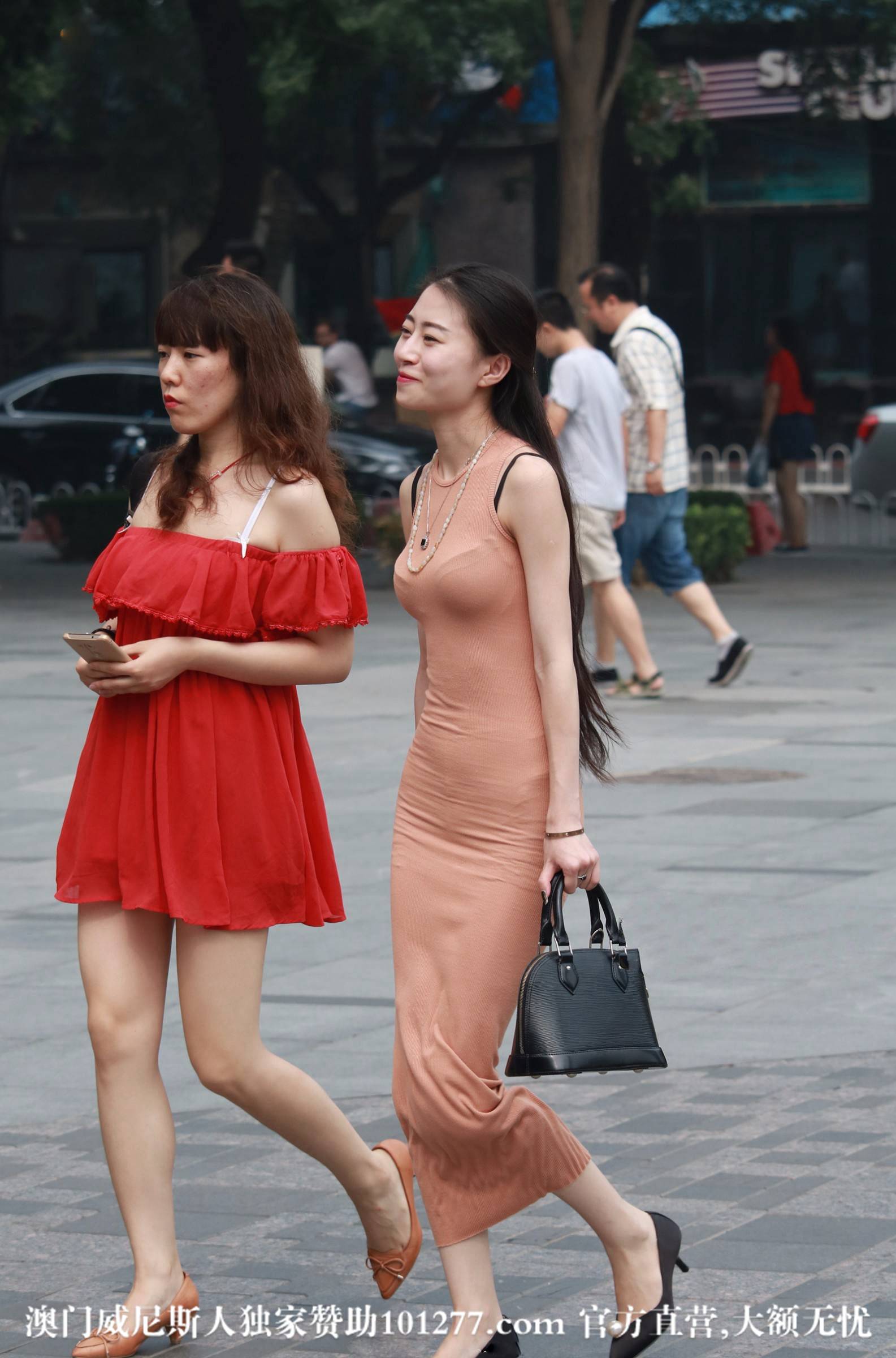 妹子穿这种裙子最好还是别穿内衣或是无痕内衣好一些【8P】