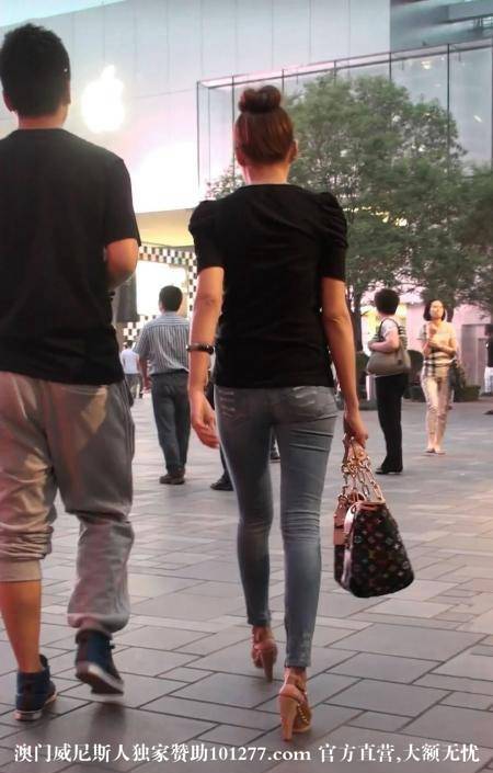 修身的带洞洞的牛仔裤美女【14P】