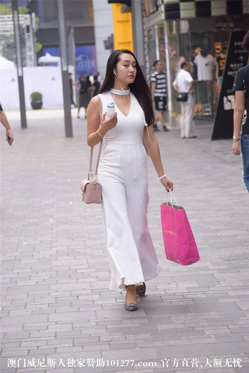 商业区街拍的美女【8P】