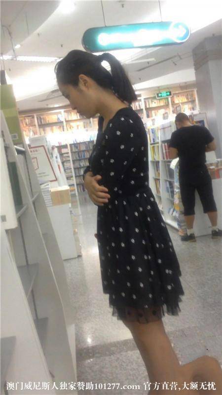 偷拍图书馆知性的美女 【10P】