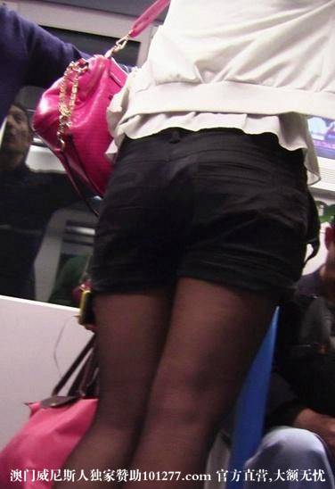 等地铁的黑丝热裤少妇【9P】