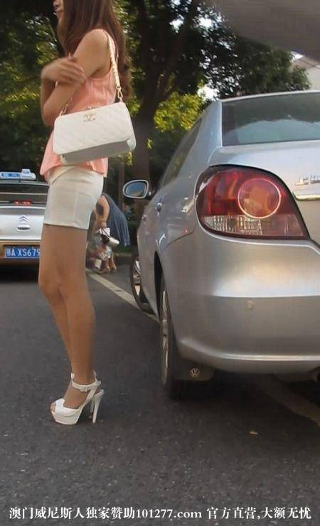 白色高跟鞋配色白色包臀裙实在太完美了！【11P】