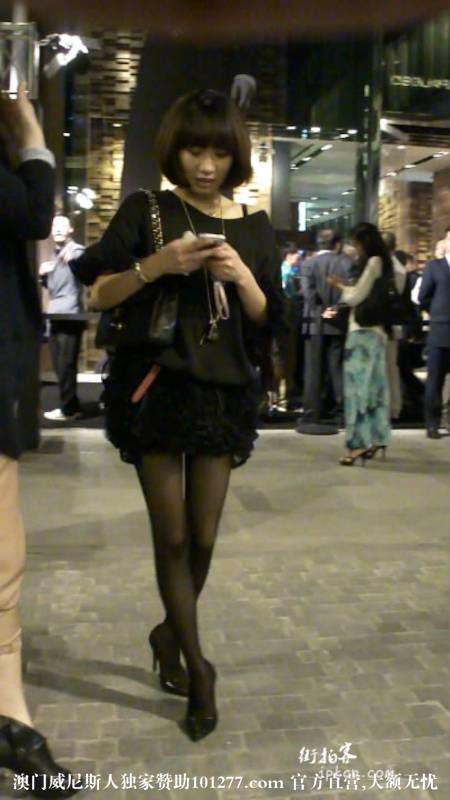 蕾丝短裙黑丝高跟美女