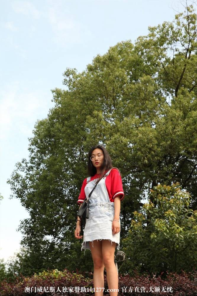 外表清纯的眼镜女郎公园露出[13P]