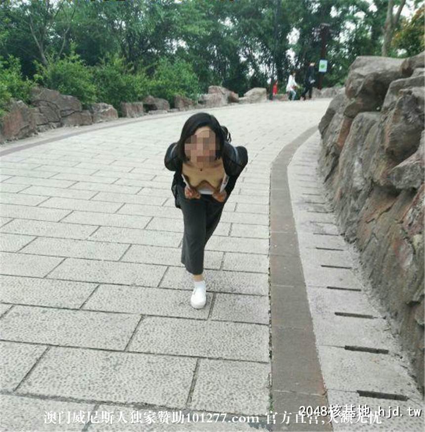 公园里尽情露出美人乳[10P]