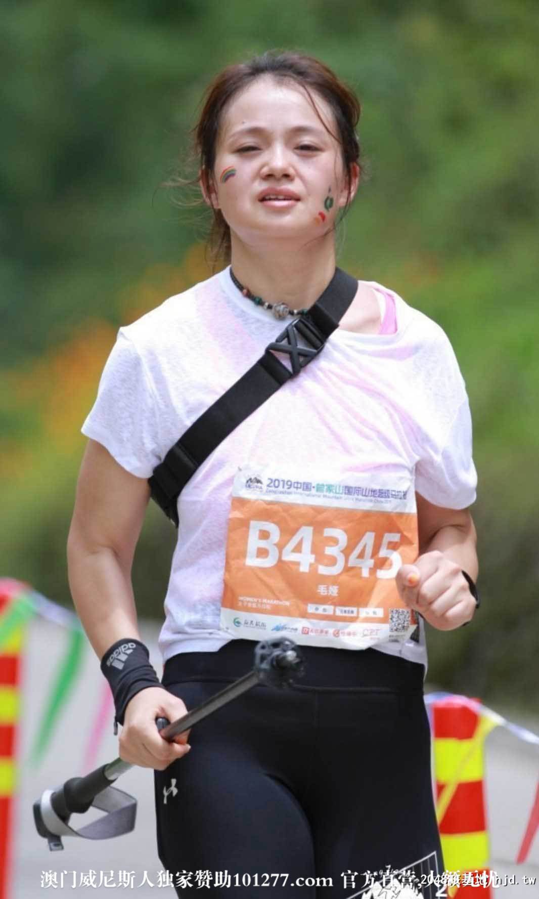 街拍爱运动的紧身裤妹子【12P】