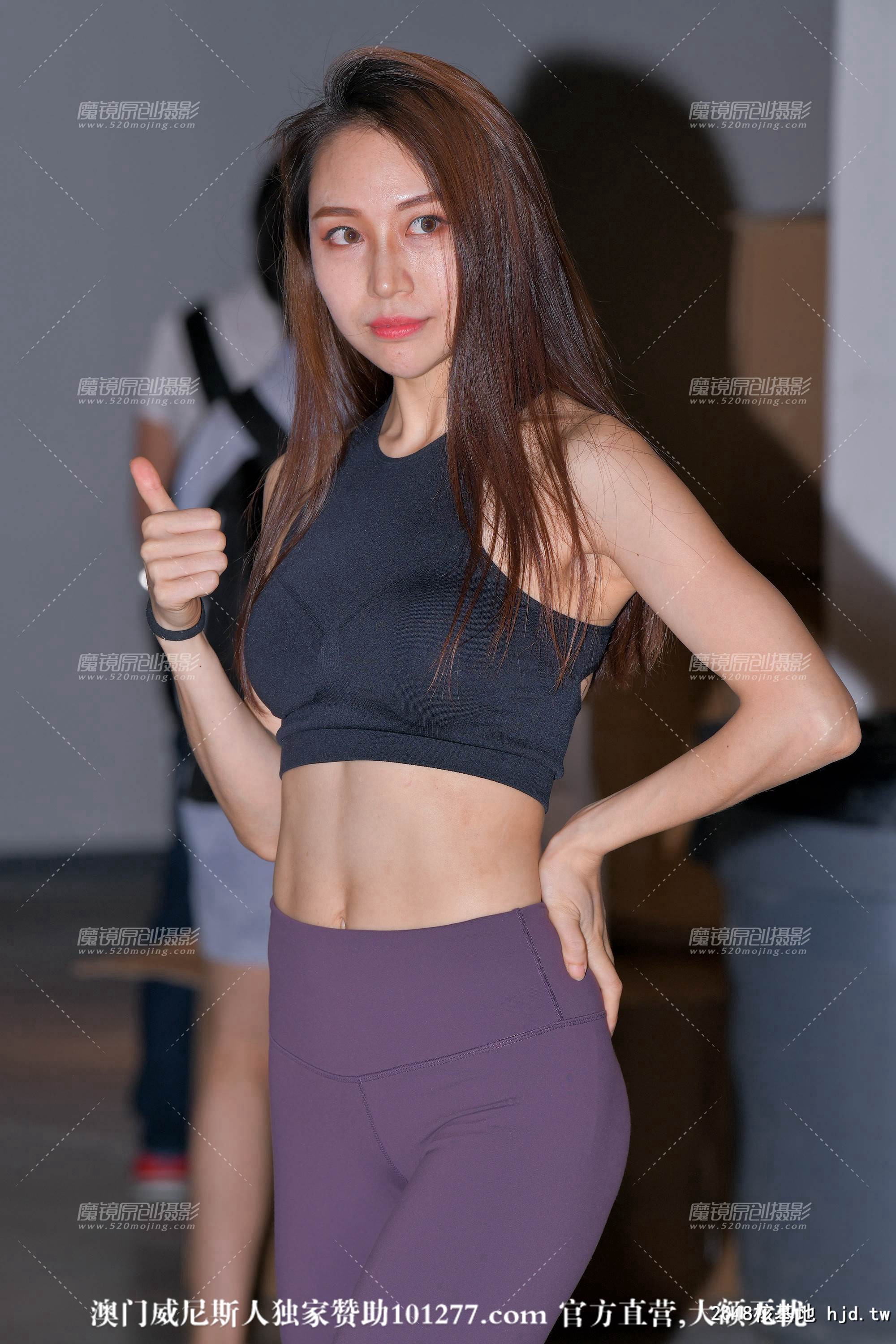 魔镜瑜伽裤少妇【12P】