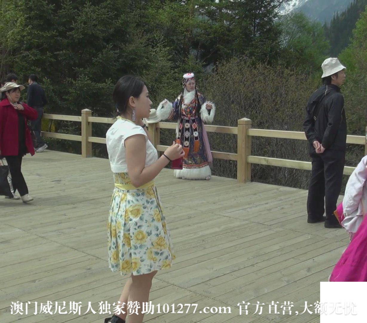 漂亮少妇外出旅游被抄内裤偏了露出护垫【16P】