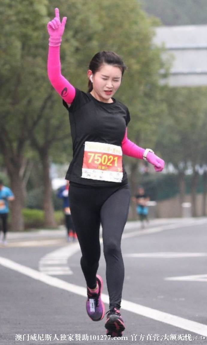 公园里跑步的紧身裤妹子【17P】