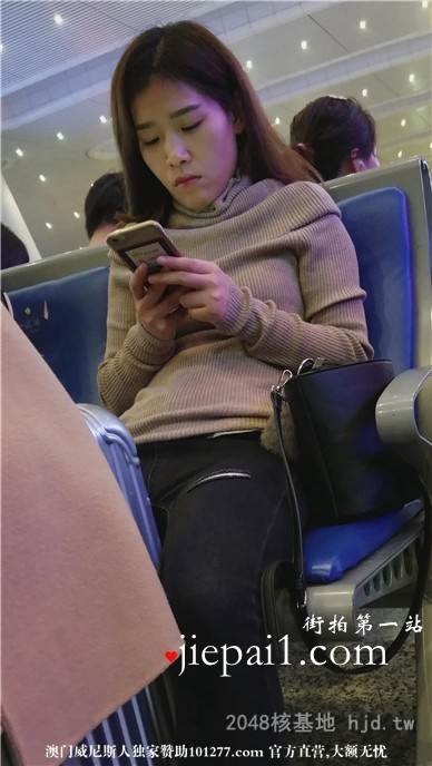 高铁站候车室拍摄紧身破洞牛仔裤美眉，颜值挺高的[10P]