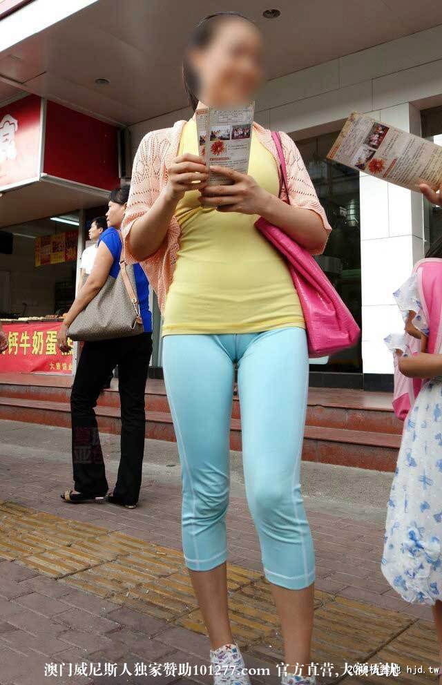 蓝色紧身裤小妹B缝都勒出来了【10P】