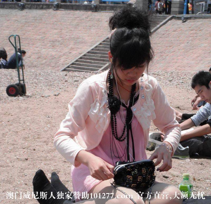 沙滩上肉丝小美女【11P】