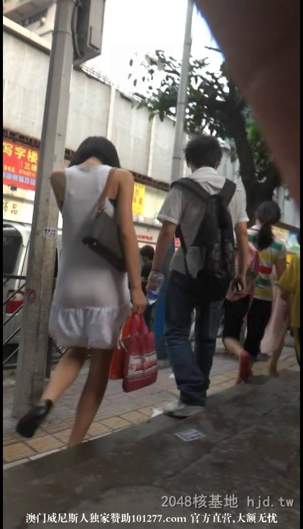 美女走着走着突然当街抠屁眼[10P]