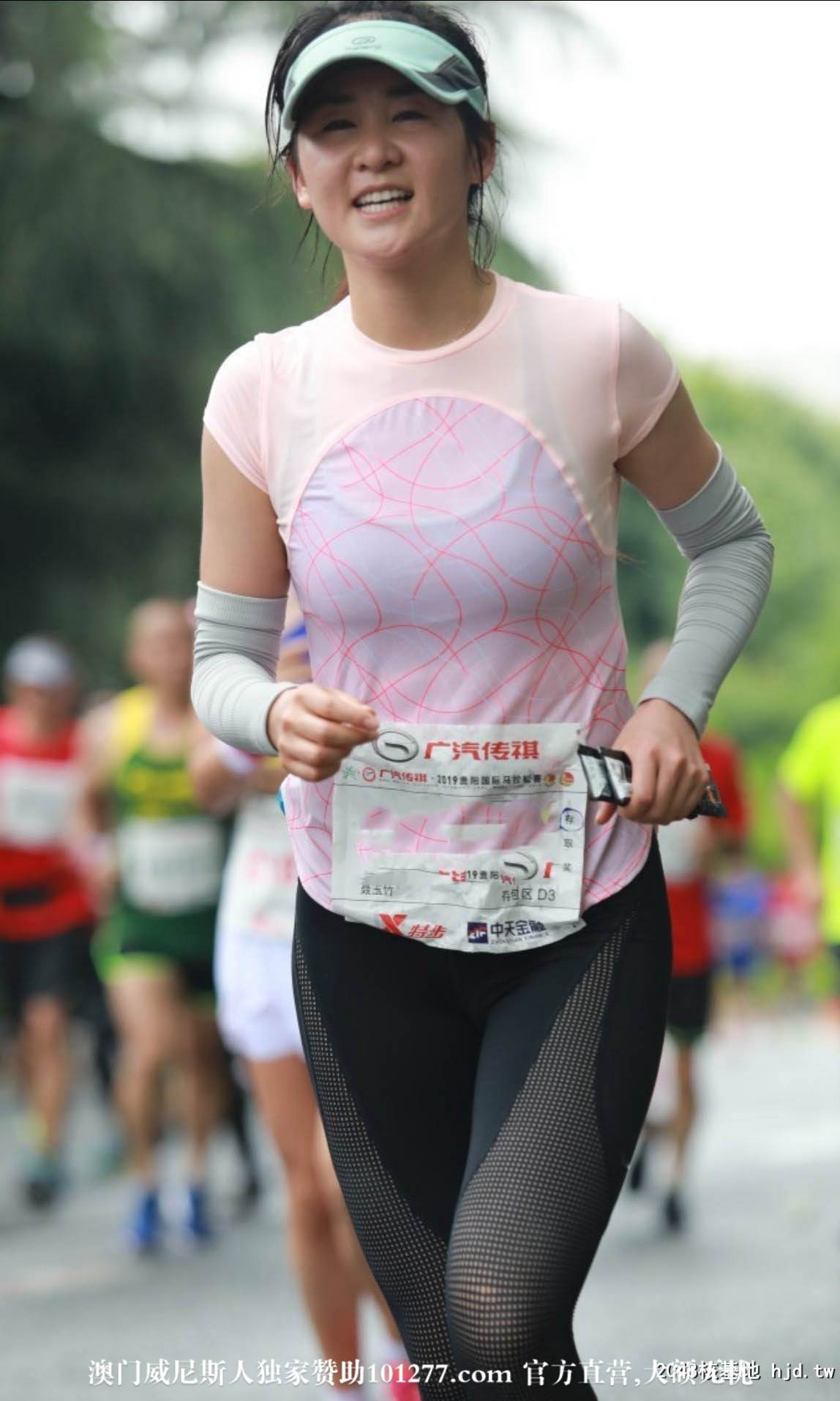 街拍爱运动的紧身裤妹子【14P】