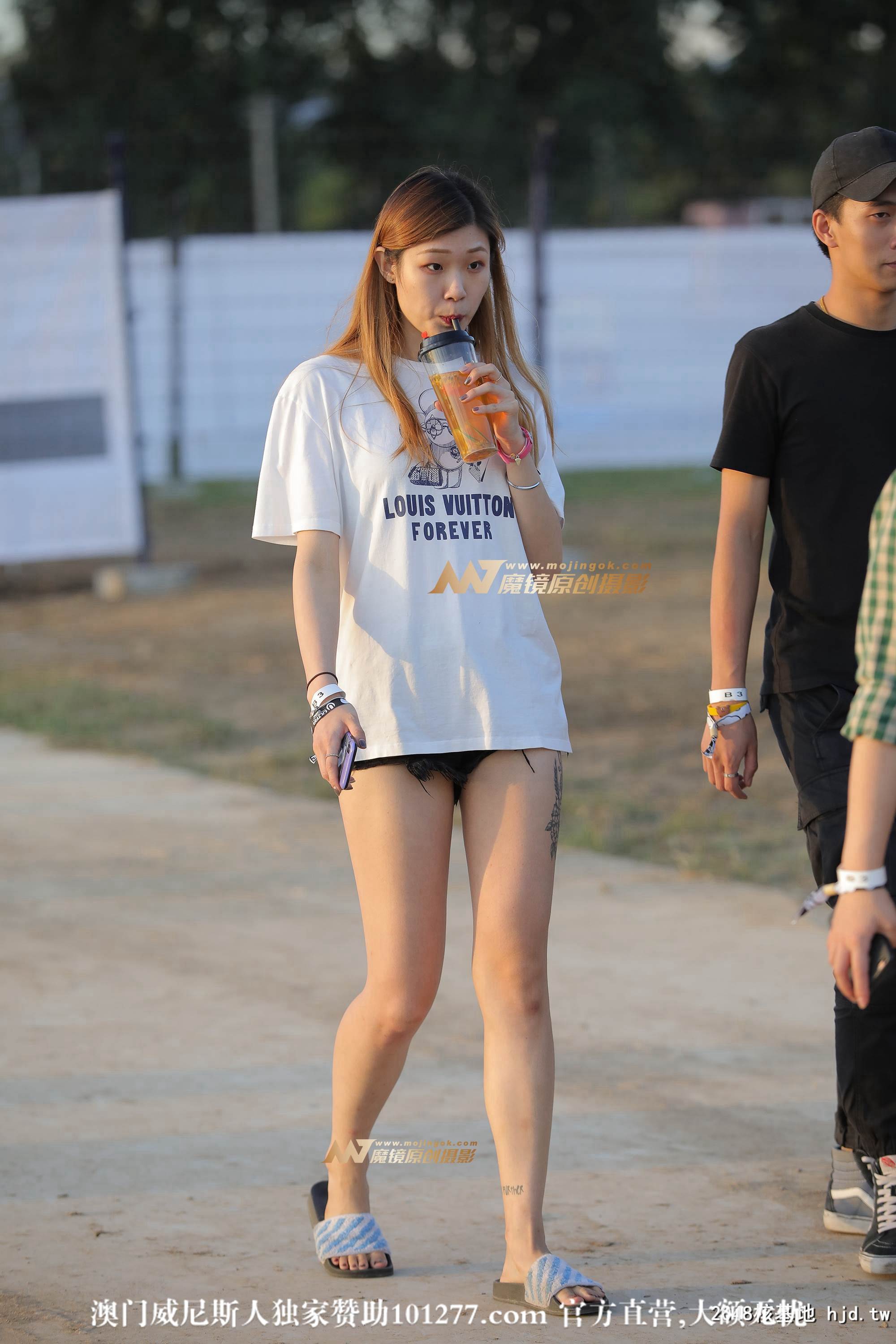 街拍白色上衣妹子【14P】