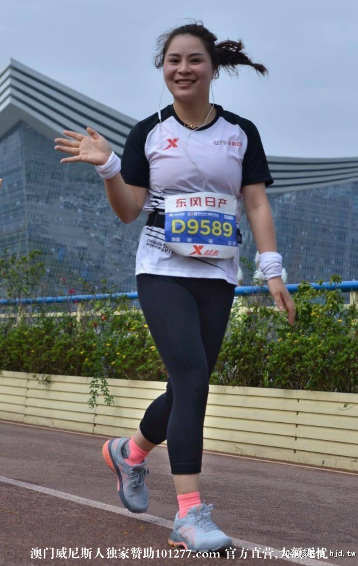 妹子三角区鼓鼓的【12P】