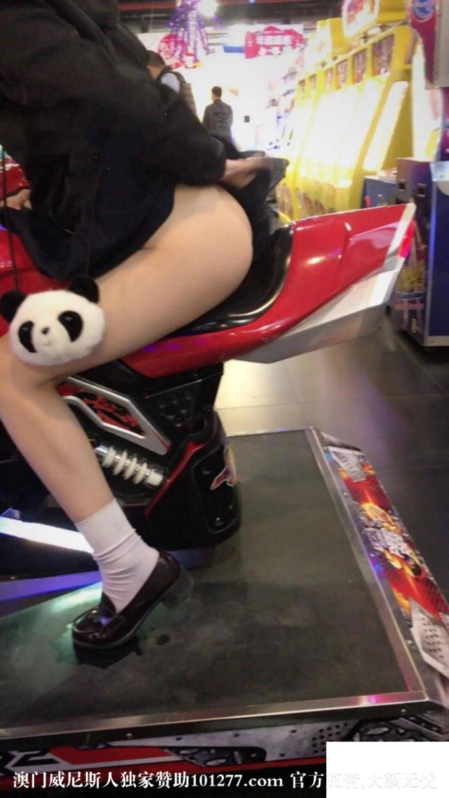 青春美少女回家穿着校服游乐场自娱露出卡哇伊一线天逼逼【11P】